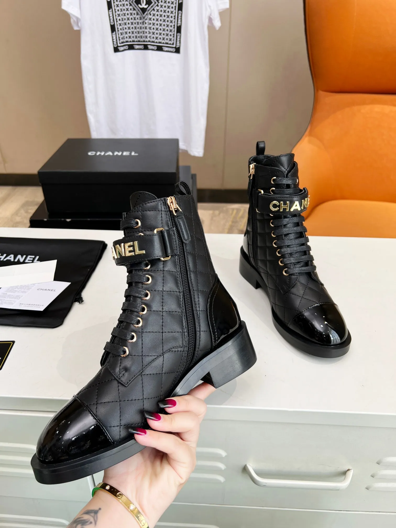 👟👟Ex-factory price 680👟👟 🔥 🔥 🔥 The official website is synchronized with "CHANEL" Chanel's latest 2023 Martin boots series! ▫️The top catwalk series✔The main season of autumn and winter, the rhythm of super popular styles! A must-have item for travel! It looks good in any combination💕 ▫️A beautiful shoe worth putting in your closet👉It’s super beautiful💃🏻▫️ Fabric: Original one-to-one mixed-breed cow🐮 leather Lining: Sheepskin lining Size: 35-40 (41 is custom-made and cannot be returned or exchanged)